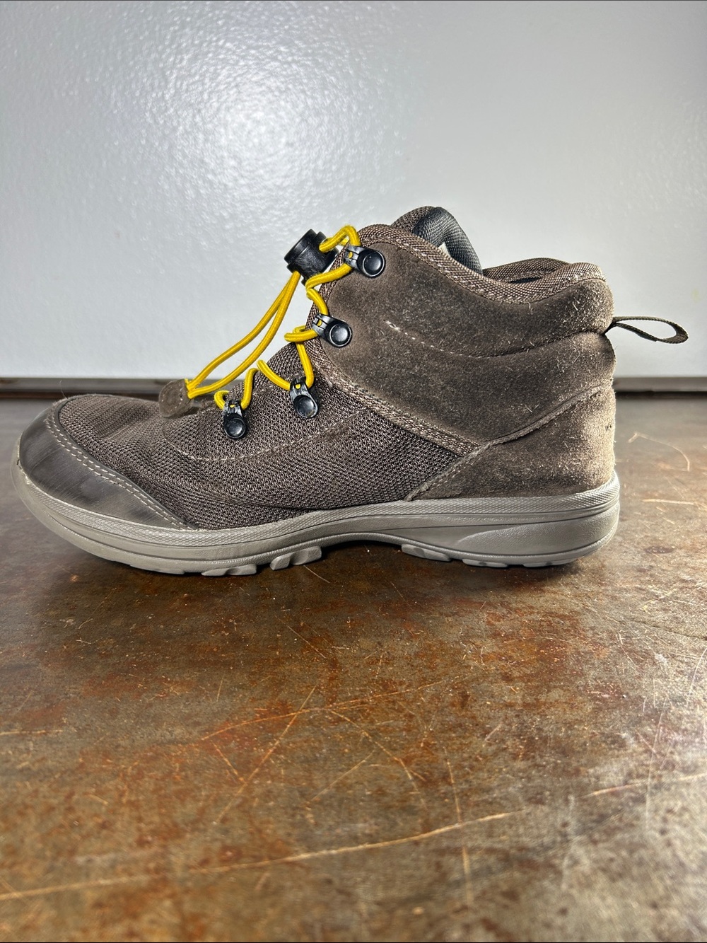 Columbia Kids Waterproof Brown Hiking Boots with Yellow Bungee Laces Boys Size 4 - Picture 4 of 13